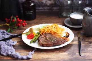 在板腱牛排上撒上少许的黑胡椒碎、欧芹碎，浇上自己喜欢的酱汁，可以美美哒享用啦！