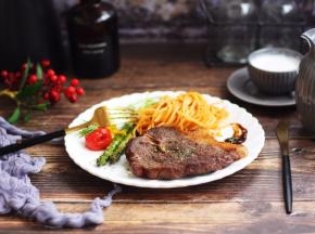 在板腱牛排上撒上少许的黑胡椒碎、欧芹碎，浇上自己喜欢的酱汁，可以美美哒享用啦！