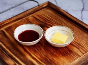 准备5g的黄油和5g的红酒。