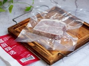 将板腱牛排放在冷藏室里或室内自然解冻。