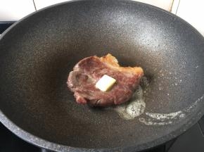 煎另外一面时放入黄油，中火煎3分钟，然后沿锅边烹入红酒。