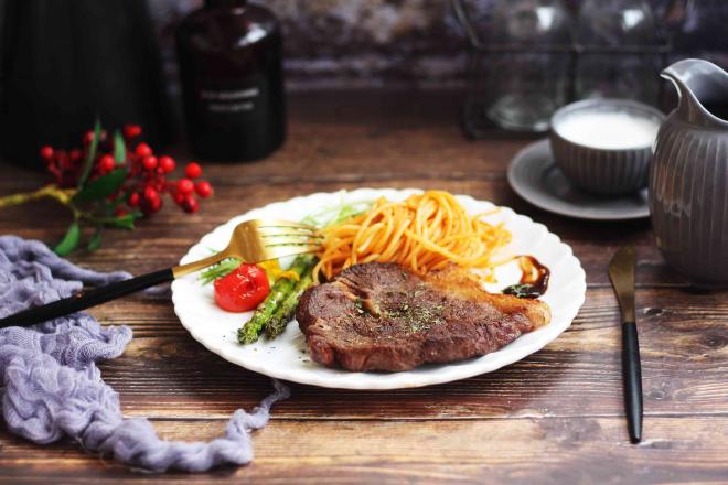 红酒黑胡椒牛排