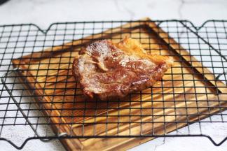 出锅后放在悬空的蓖网上静置5分钟后再食用。 悬空的蓖网下放一个托盘接渗下来的油和汁水，也避免汁水洗掉表面的焦层。 静置5分钟也可使板腱牛排纤维松弛，让汁水回到肉的组织内，因而牢牢的锁住肉汁，板腱牛排的口感更细嫩。