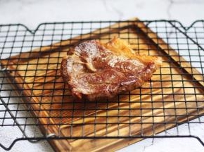 出锅后放在悬空的蓖网上静置5分钟后再食用。 悬空的蓖网下放一个托盘接渗下来的油和汁水，也避免汁水洗掉表面的焦层。 静置5分钟也可使板腱牛排纤维松弛，让汁水回到肉的组织内，因而牢牢的锁住肉汁，板腱牛排的口感更细嫩。