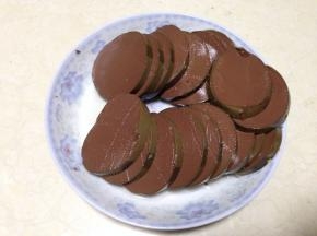 鸭血去掉包装切成厚片，不要太薄以免碎掉。
