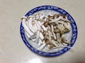 白玉菇和蟹味菇洗净去掉根部