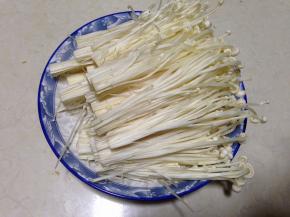 金针菇洗净去掉根部掰成小朵