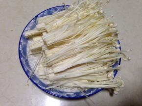 金针菇洗净去掉根部掰成小朵