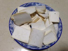 杏鲍菇洗净先切成大段再切成薄片