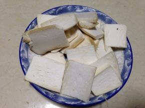 杏鲍菇洗净先切成大段再切成薄片