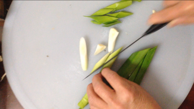 蒜苗斜切成小段