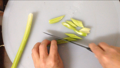 芹菜斜着切成小段