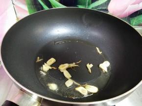 热锅凉油倒入蒜瓣炒出香味