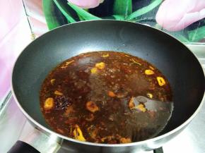 加入遇见麻辣先生红小方火锅底料和开水煮开