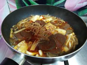 先放入菌类煮开，最后加入鸭血、盐、糖、料酒煮至成熟，鸭血要最后放，以免搅动的时候碎掉。