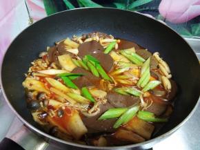 最后加入芹菜段、蒜苗煮开即可。