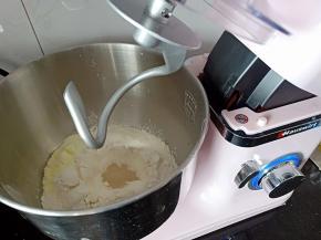 主材料除盐和黄油外按顺序放入厨师机桶