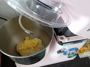 搅拌至可以拉出粗膜后加入黄油和盐
