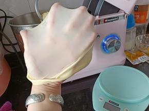 揉至可以拉出薄而韧的膜来，小餐包不需要手套膜，当然强迫症可以揉至手套膜