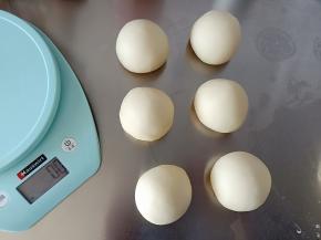 排气后平均分出6个50克的面团