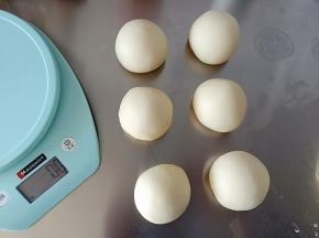 排气后平均分出6个50克的面团