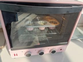 烤箱放一碗温水，打开发酵功能进行第二次发酵