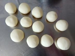 剩余的面团平均分成12份，每份大概31克左右