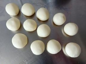 剩余的面团平均分成12份，每份大概31克左右