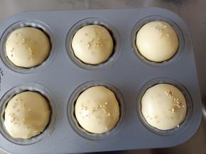 发酵至两倍大后取出刷一层蛋液，撒一点白芝麻或者杏仁片做装饰