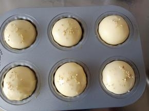 发酵至两倍大后取出刷一层蛋液，撒一点白芝麻或者杏仁片做装饰