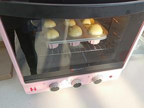 送入预热好的烤箱，150度烤20分钟，上色差不多加盖锡纸