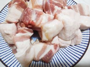 五花肉切块