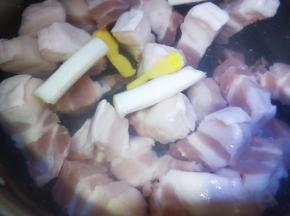 放葱姜料酒焯水，洗去血沫。