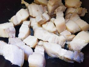 锅里放少量油将五花肉煸出油盛出。