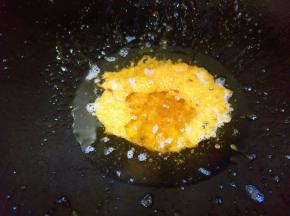 放冰糖炒至粽红色。