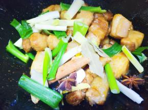 到入准备好的大料，葱姜炒出香味。