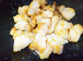 放五花肉翻炒上色。