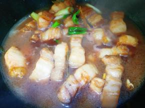 加入适量开水没过五花肉。