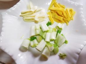 准备好葱姜蒜