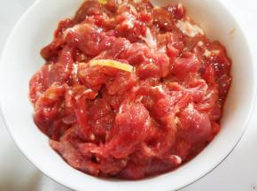 牛肉切片，放料酒，盐，蛋清，淀粉，姜腌制十五分钟。