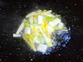 锅内留油放葱姜蒜炒香。