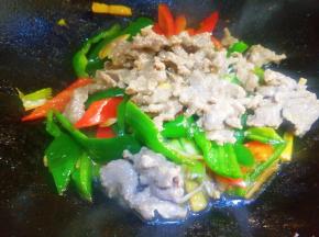 最后到入炒好的牛肉。