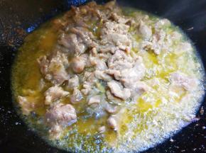 热油先炒牛肉七分熟盛出。