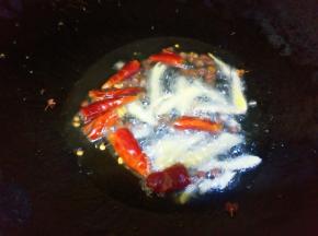 放花椒粒，干辣椒，姜丝炒出香味。