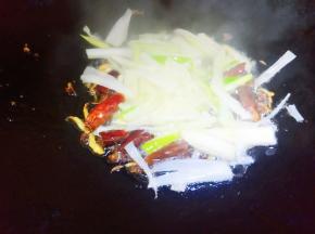 到入葱丝炒香。