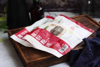 提前从冰箱的冷冻室里拿出冷冻的太阳谷板腱牛排，板腱是位于牛肩与胸部之间，其均匀分布的大理石油花让它的肉质更细嫩。