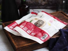 提前从冰箱的冷冻室里拿出冷冻的太阳谷板腱牛排，板腱是位于牛肩与胸部之间，其均匀分布的大理石油花让它的肉质更细嫩。