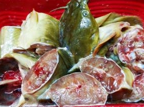 酣鱼洗干净斩件用油、盐、料酒腌二十分钟