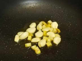 锅里热油，放入蒜、姜爆香