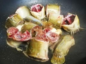 将腌好的酣鱼倒在蒜子上